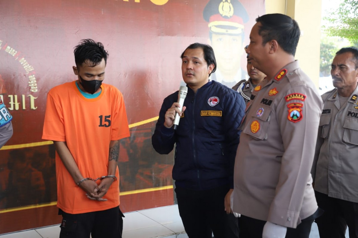 Pelaku SH, kurir narkoba seberat 2,5 kilogram, memakai baju tahanan dan diinterogasi oleh penyidik Polres Mojokerto.