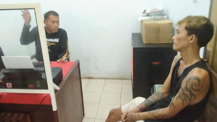 Tersangka Arif Hermawan (bertato) saat diinterogasi polisi.