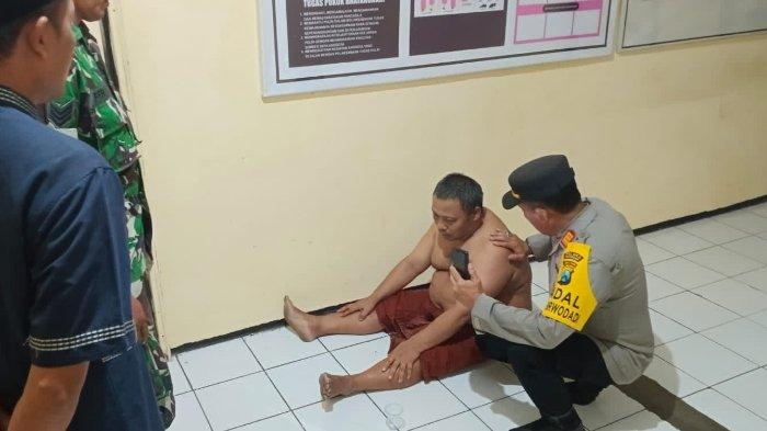 Pelaku Khoiri alias Satir, saat diamankan di Polres Pasuruan, Rabu (1/11/2023) kemarin usai membunuh menantunya sendiri yang sedang hamil 7 bulan.