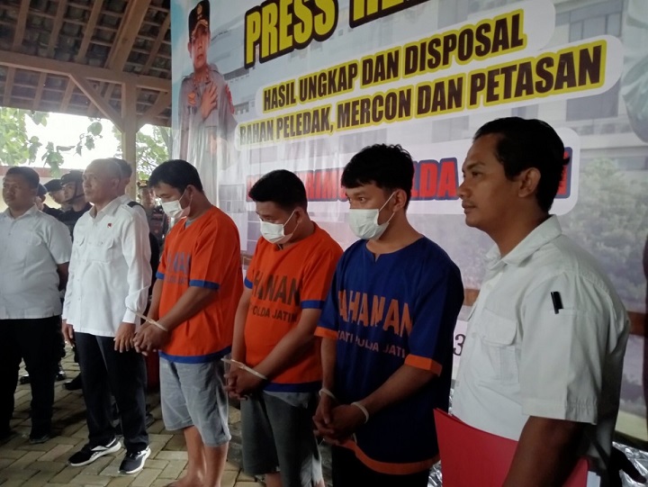 3 orang tersangka yang berhasil diringkus usai kedapatan hendak mengedarkan bubuk petasan seberat 231 kilogram. Kini, mereka ditahan. SP/Ariandi