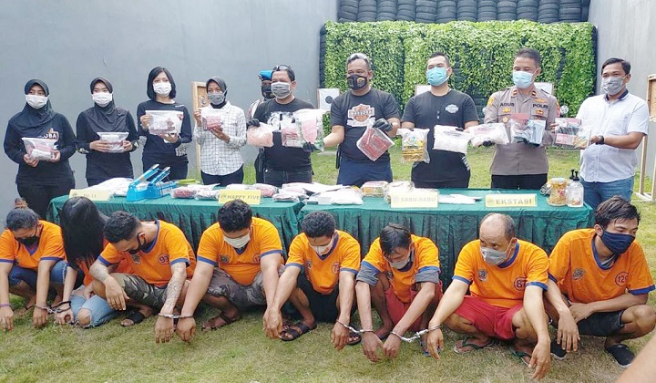 Satnarkoba Polrestabes Surabaya AKBP Memo Ardian, saat mengungkap kasus narkoba dengan 7 tersangka dan barang bukti 8,8 kilogram di Mapolrestabes Surabaya, Minggu (25/10). SP/Septyan