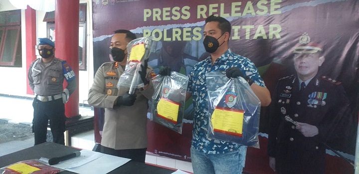 Kapolres Blitar AKBP Aditya Panji Anom tunjukan BB dalam releasnya. SP/Hadi Lestariono