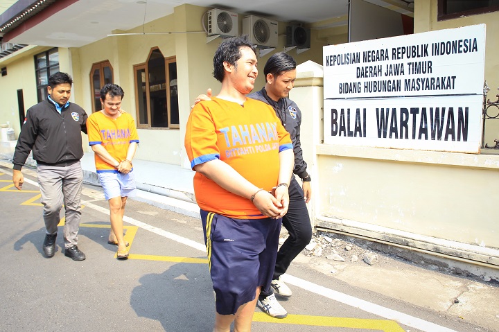 Dua pelaku yang merupakan warga Sidoarjo, ditangkap Subdit Siber Ditreskrimsus Polda Jatim usai terbongkar membobol order makanan fiktif Ojol hingga Rp 2,2 Miliar. SP/Ariandi