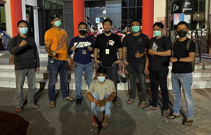 Choirul Rofik, pelaku pembunuh pedagang Pasar Kapasan saat diringkus tim satreskrim Polrestabes Surabaya. SP/Anggadia Muhammad