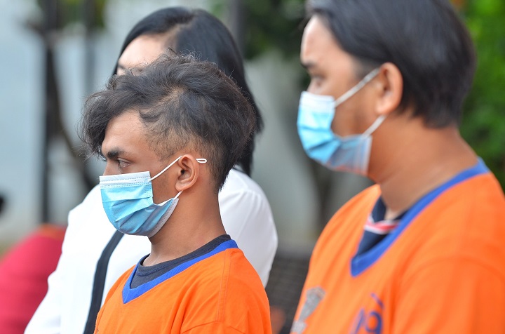 Petugas membekuk dua pelaku pengeroyokan di Siwalankerto yang menyebabkan M Vito Zakaria tewas. SP/Arlana