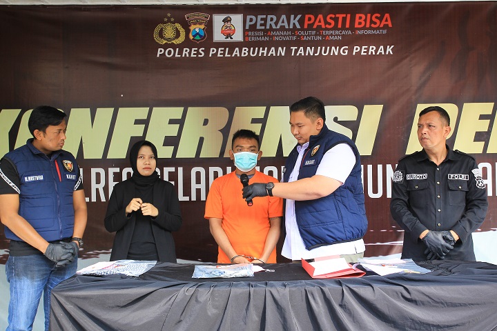 Pelaku Samsul Anwar saat ditangkap oleh tim Satreskrim Polres Pelabuhan Perak usai membunuh adik kandungnya sendiri, Selasa (4/7/2023). SP/Ariandi