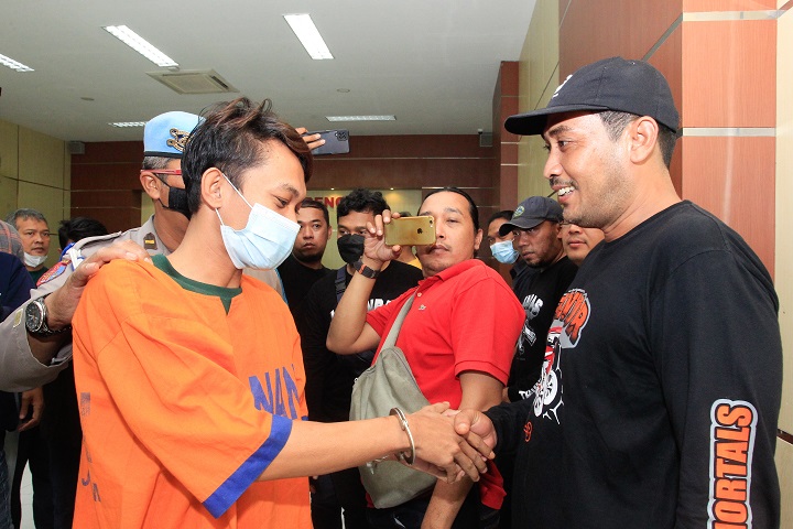 Pelaku Ahmad RifaI, dengan baju tahanan, terlihat cengengesan saat hendak ditunjukkan ke hadapa media dalam rilis kasus pembunuhan Dian Tri Silvia di Lumajang. Sp/Ariandi