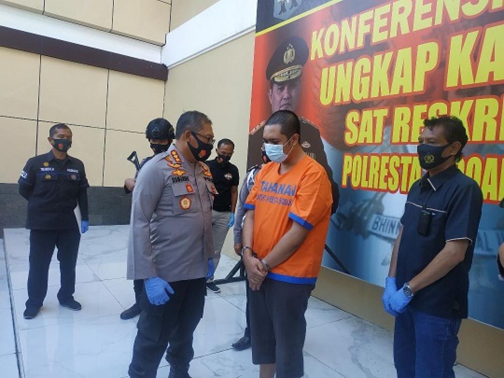 2 pelaku pembunuhan Taslimah, wanita asal Porong, Sidoarjo ini saat ditunjukkan dihadapan wartawan, di Mapolres Sidoarjo, Rabu (1/3/2023).