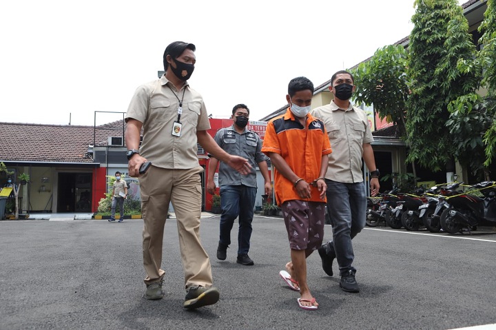 Pelaku pembunuhan di Sawah Pulo Semampir, HSN, berhasil diamankan oleh Polres Pelabuhan Tanjung Perak, Kamis (4/3/2021). SP/Mahbub Fikri