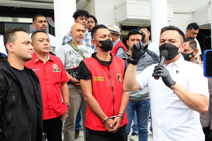 Willem Frederick, pemukul mahasiwa dengan tongkat baseball usai ditangkap saat ditunjukkan ke beberapa media di Polrestabes Surabaya, Senin (14/11/2022). SP/Ariandi