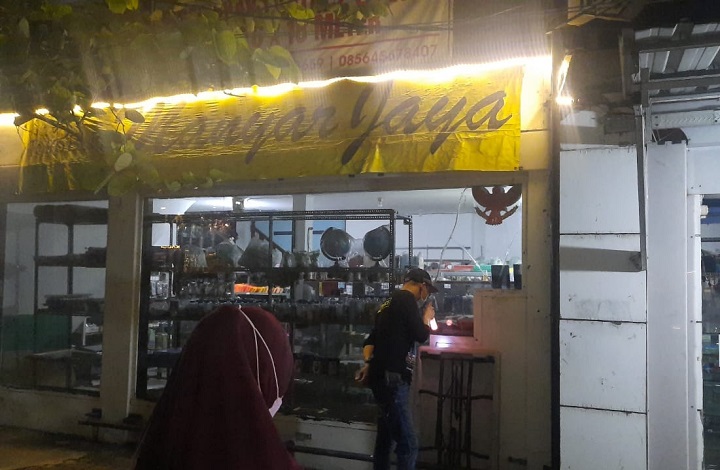 Petugas saat melakukan olah TKP di lokasi kejadian.