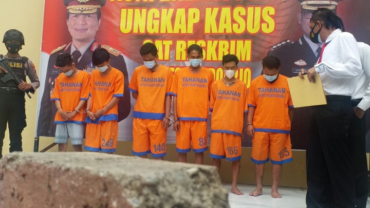 Para tersangka penganiayaan dan kekerasan dihadirkan saat jumpa pers di Mapolresta Sidoarjo, Rabu (3/2/2021). SP/Sugeng
