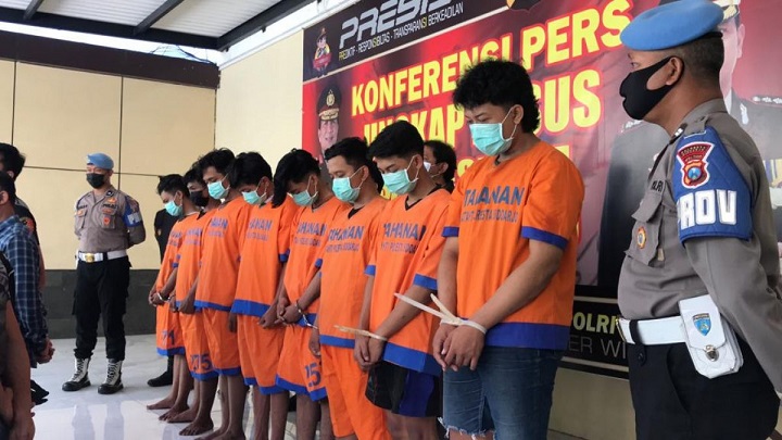 12 pesilat yang ditetapkan tersangka oleh Polresta Sidoarjo, usai terlibat pengeroyokan terhadap komunitas lain.