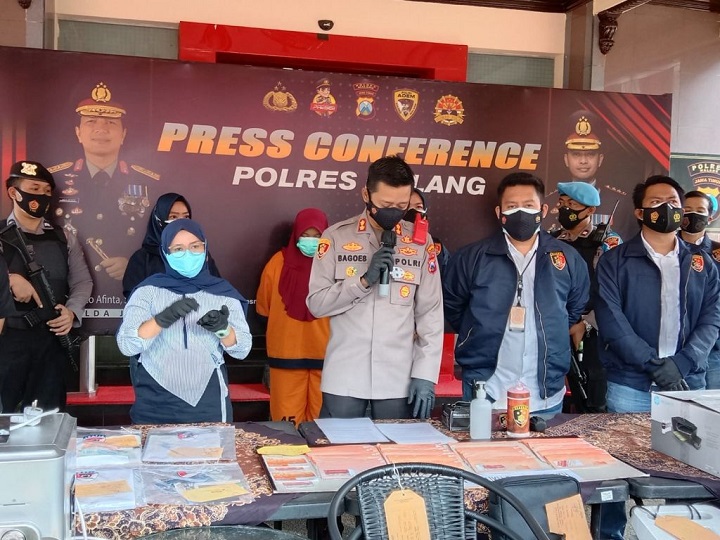 Polisi saat menggelar rilis kasus penggelapan dana bansos yang dilakukan oknum pendamping PKH