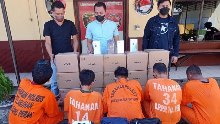 Lima tersangka penggelapan 424 smartphone yang senilai Rp 1,5 Miliar, dibekuk oleh Polsek Pabean Cantikan.