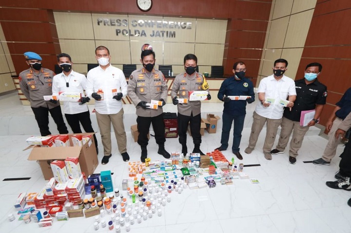 Press release kasus penimbunan obat di mapolda Jatim.