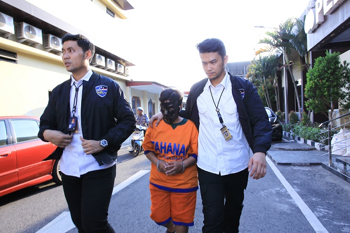 Selasa (30/5/2023), pelaku penipuan, Setiyo Rini, asal Lumajang, saat ditangkap Ditreskrimsus Polda Jatim setelah menipu 250 pekerja migran dengan modus menawarkan trading forex. SP/Ariandi