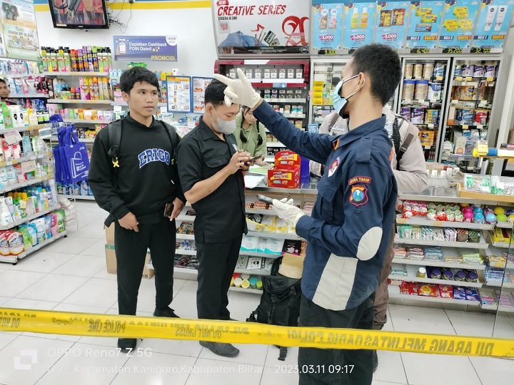 Petugas saat melakukan olah TKP perampokan di lokasi kejadian yang terletak di Jalan Kusuma, Blitar. SP/Lestariono