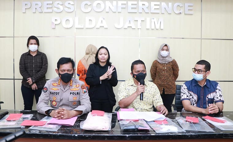 Ungkap kasus prostitusi karaoke KTV Blitar di Polda Jatim, Jum'at (19/3). SP/Hendarwanto