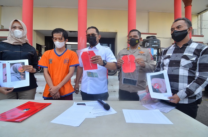 Polisi menunjukan barang bukti beserta tersangka bernama Henry Yuliansyah saat menjalani gelar perkara kasus prostitusi di Mapolrestabes, Surabaya, Rabu (5/5/2021). Sp/Arlana