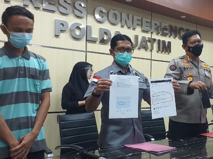 Pelaku provokator pengerusakan di Penyekata Suramadu (baju garis hijau biru) ditangkap tim Cyber Ditreskrimsus Polda Jatim, Kamis (24/6/2021). SP/Humas Polda Jatim