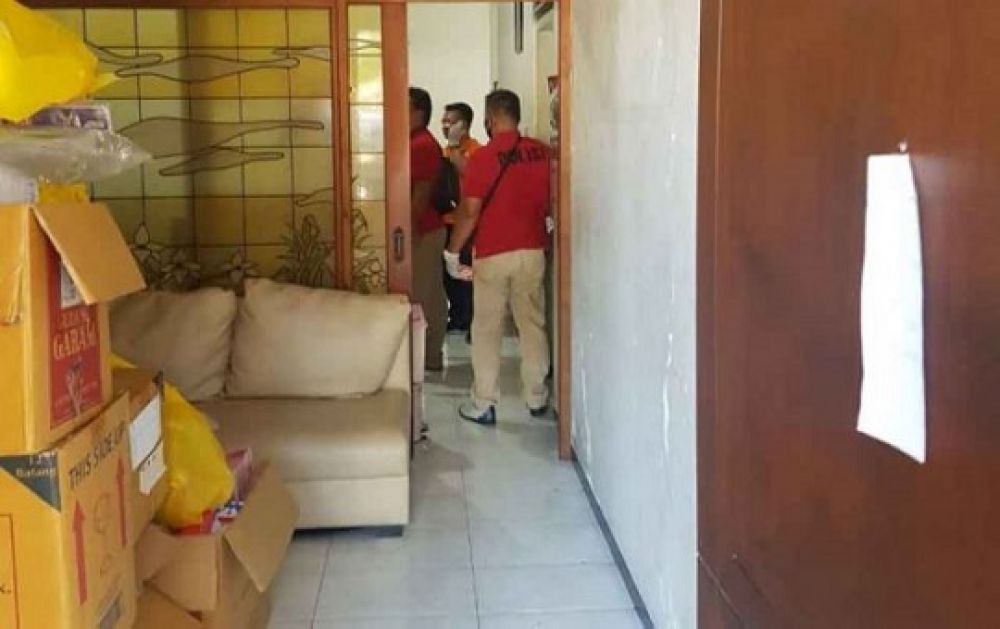 Petugas dari Polsek Tegalsari saat mengidentifikasi rumah di Jalan Rangkah Gang I No. 45, Tambaksari, Surabaya yang menjadi sasaran rampok pada Jum’at (10/7). Sp/jemmi
