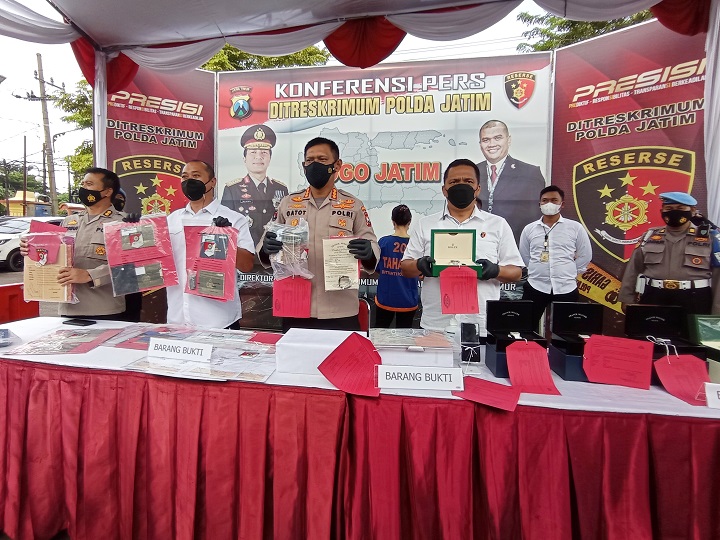 Polda Jatim saat merilis kasus investasi bodong yang dilakukan Lily Yunita, residivis yang sudah keluar masuk penjara sebanyak 3 kali. SP/Arlana/Hendarwanto