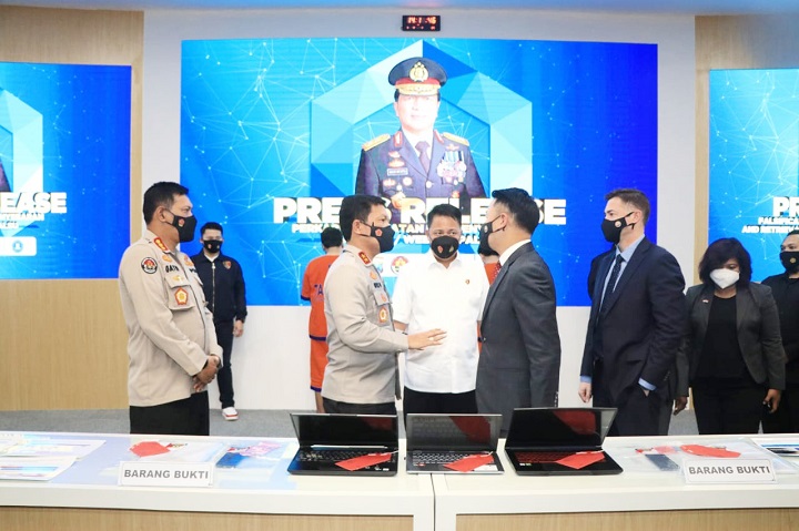 Kapolda Jatim Irjen Nico Afinta berbincang dengan perwakilan FBI, didampingi Kombes Pol Farman, yang mengungkap adanya keterlibatan warga India. SP/Arlana