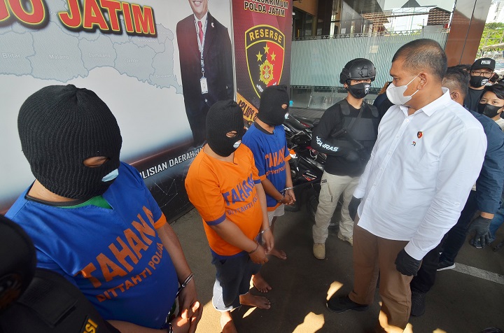 Para pelaku diinterogasi Dirreskrimum Polda Jatim Kombes Pol Totok Suharyanto saat ditangkap usai melakukan pencurian dengan pemberatan yakni merusak kaca mobil. SP/Arlana byob