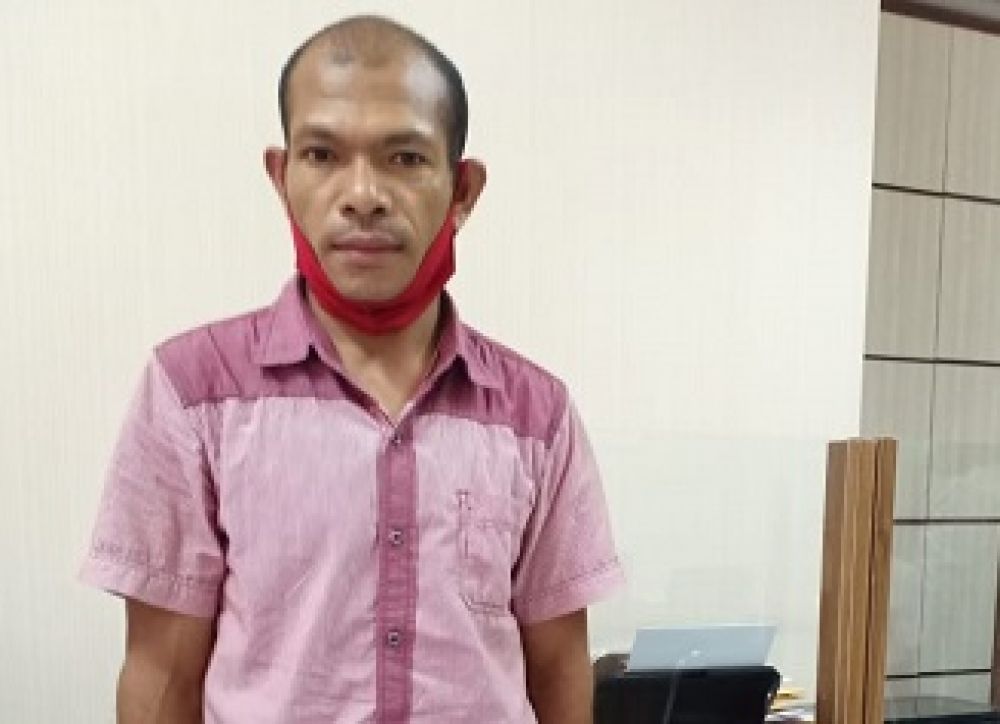Tersangka pencabulan Adrianus Rega alias Edi (34) saat berada di Mapolrestabes Surabaya.

SP/Jemmi