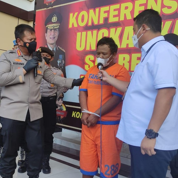 Taufiq Arifin, usai ditangkap oleh polisi dari Polresta Sidoarjo, karena membakar istri dan anaknya.