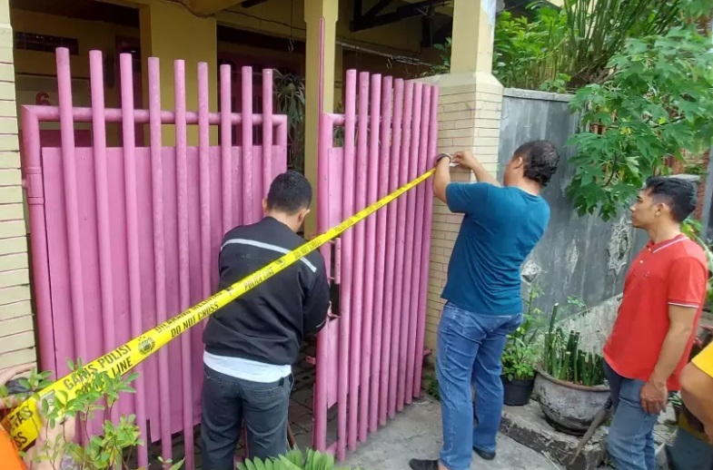 Tim forensik dari Polresta Malang Kota saat melakukan olah TKP di rumah James Tomatala di Jalan Serayu, yang dijadikan membunuh istrinya dengan cara mutilasi.