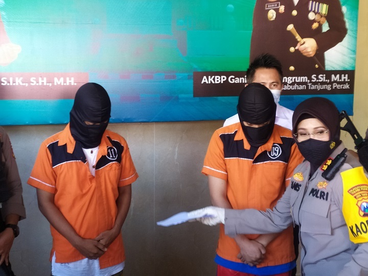 AKBP Ganis Setyaningrum bersama Iptu M Gananta saat memperkenalkan kedua tersangka di Mapolres Tanjung Perak, Senin (5/7/2021). SP/Anggadia