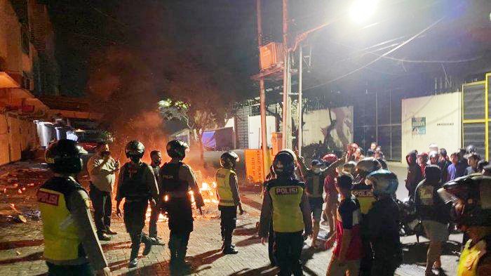 Polisi mendatangi lokasi tawuran yang mencekam dan ada motor yang dibakar.