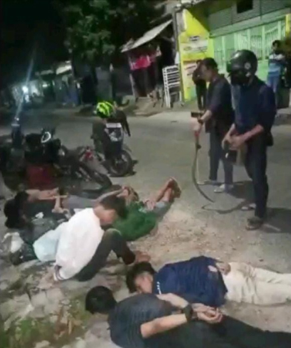 Para pelaku tawuran antar geng di kawasan Petemon Baru yang berhasil diringkus oleh tim Intel Polrestabes Surabaya, Sabtu (10/6/2023) dinihari, berkat Patroli Cyber. SP/Ariandi