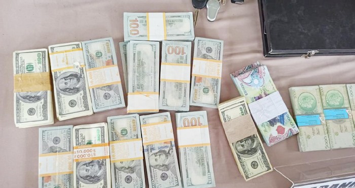 Barang bukti uang palsu dalam bentuk rupiah dan berbagai macam uang asing senilai total Rp 2,8 Triliun yang diringkus oleh tim Polresta Banyuwangi, Jumat (26/2/2021).