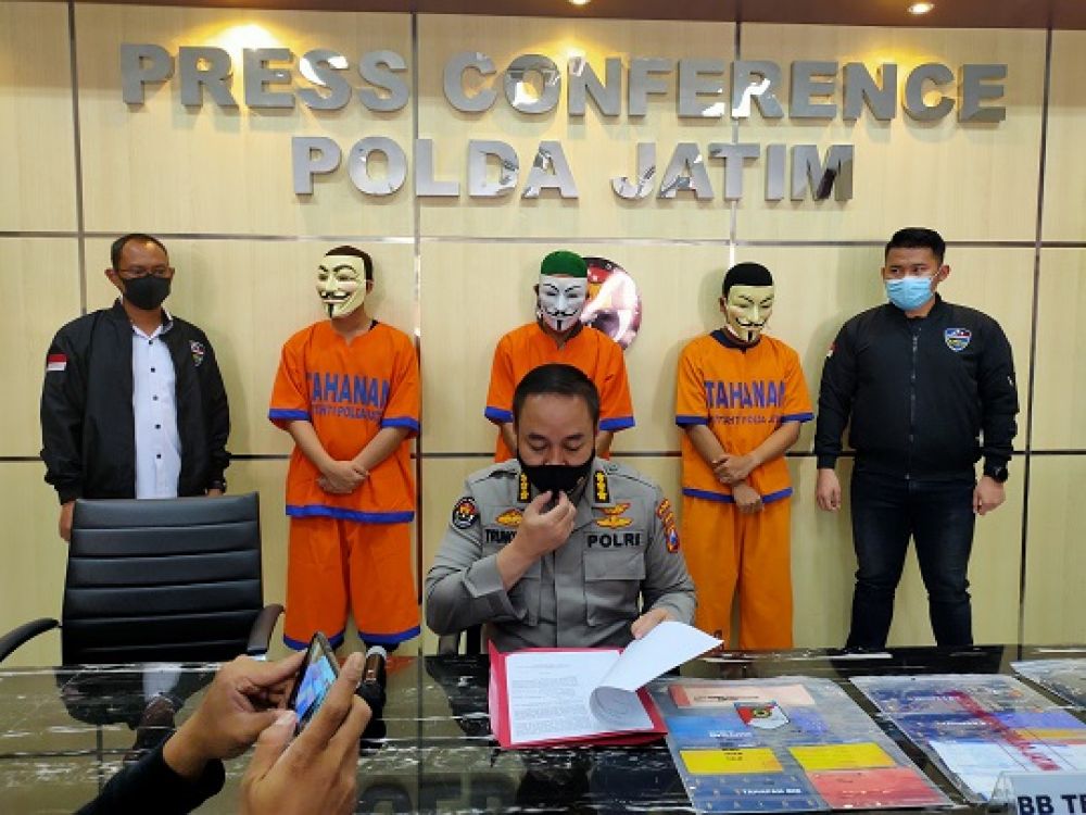 Kabid Humas Polda Jatim Kombes Pol Trunoyudo Wisnu Andiko merilis kasus penipuan yang dilakukan oleh tiga tersangka dengan memanipulasi email di Balai Wartawan Gedung Humas Mapolda Jatim, Kamis (16/7/2020).