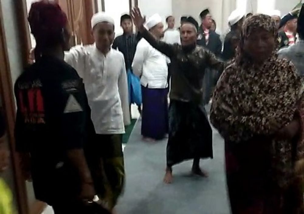 Tangkapan layar video aksi tegang saat para santri menyendera dua anggota Polres Sampang. SP/screenshot