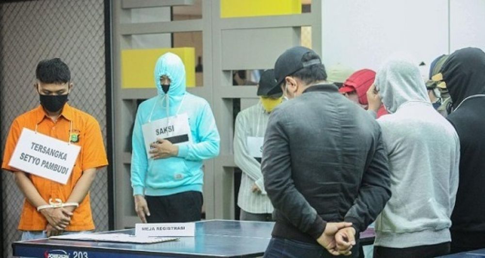 Suasana rekonstruksi penggerebekan pesta gay