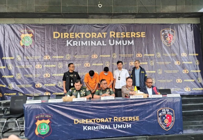 Dua tersangka dari warga sipil, Eko Irianto dan Maryanto ditangkap dan ditahan bersama tiga oknum anggota TNI (tidak dalam foto) yang kini sedang di periksa di Danpomdam