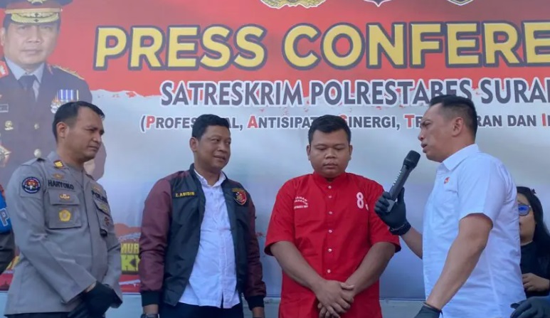 Penampakan Ukik, yang nekat mengambil mobilnya yang sudah digadaikan. Alhasil, Kamis (3/8/2023) Ukik dipertontonkan sebagai tersangka oleh Polrestabes Surabaya.