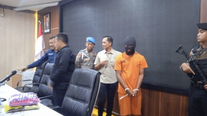 Pelaku pencabulan siswi MTs yang tak lain tetangganya sendiri, saat ditangkap unit PPA Satreskrim Polres Jember, Kamis (24/8/2023).