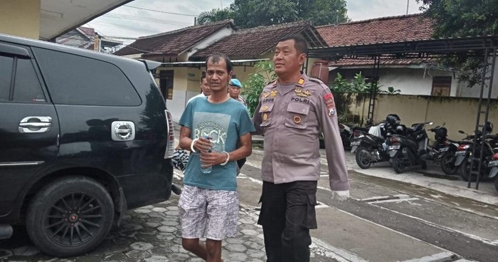 Awin Julianto, saat ditangkap oleh Polsek Pagu, Kediri, usai membacok ayahnya sendiri.