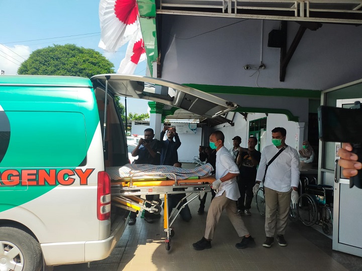 Korban saat dibawa ke rumah sakit untuk mendapat pertolongan, nahas dalam perjalanan korban meninggal dunia. SP/Lestariono
