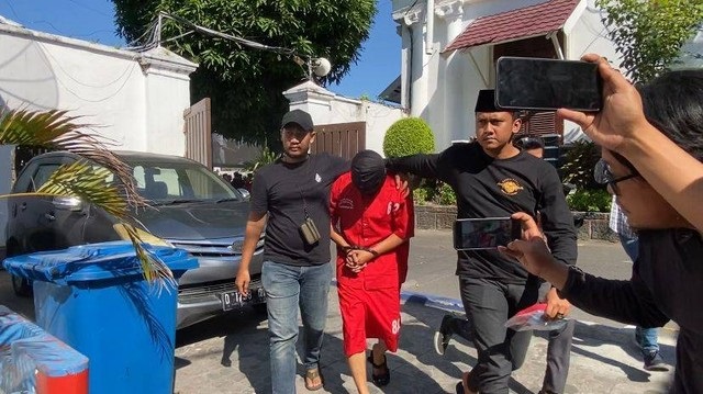 Pelaku pembunuhan Angelina Nathania, saat ditangkap oleh tim Satreskrim Polrestabes Surabaya, Kamis (8/6/2023) di Mapolrestabes Surabaya.