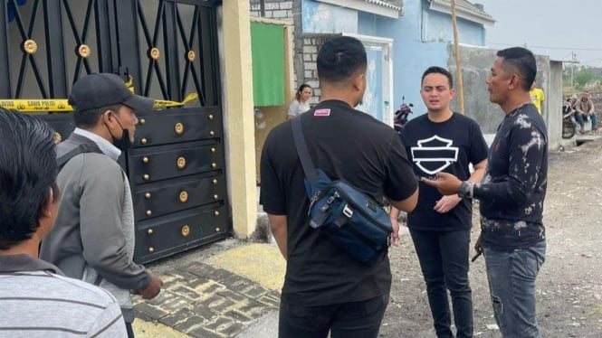 Polisi saat melakukan olah TKP di rumah korban yang sudah meninggal dengan kondisi mengenaskan.