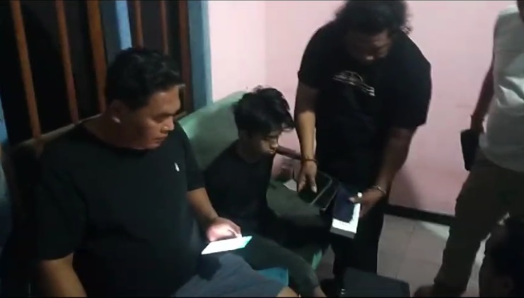 Pelaku AZF yang diduga membunuh majikan dan ART perempuan, ditangkap oleh Satreskrim Polres Blitar Kota, Selasa (2/1/2024). SP/Lestariono