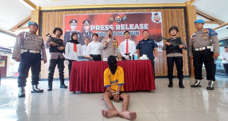 Pelaku NI, paman korban saat ditahan oleh Polres Madiun, usai ditemukan bukti bahwa telah memperkosa keponakannya sendiri, Senin (13/11/2023).