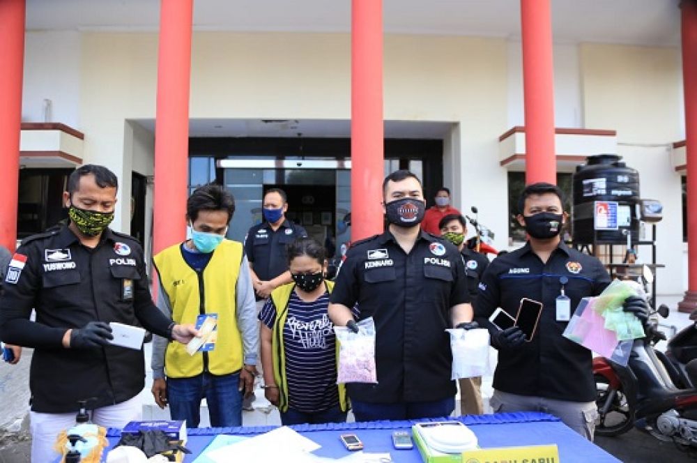 Kedua pelaku Arifin dan Wijayani, pengedar ribuan pil ekstasi dan sabu diamankan di Mapolrestabes Surabaya beserta barang buktinya, Selasa (14/7/2020).

Foto: SP/septyan