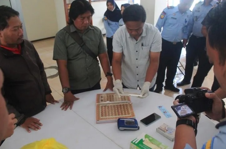 Petugas Lapas Kelas IIA Madiun, saat membongkar Alquran yang berisikan narkoba jenis Sabu.